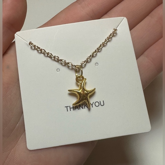 Cute gold shell necklace - Picture 2 of 2